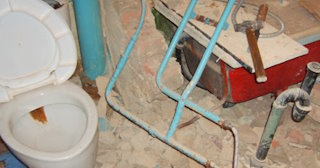 Профессиональный демонтаж перегородки ванной и туалета в Сафоново - от 565 рублей